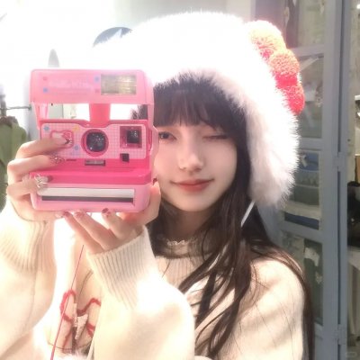 窗边女孩眼中对街的屋中女子